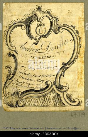 Carte commerciale d'Andrew Desallee, orfèvre au Ring and Pearl sur Castle Street face à Cranborne Alley, Londres, datée des années 1740–1770 La gravure et la gravure affichent l'enseigne du magasin dans la section supérieure à l'intérieur d'un cartouche, avec un texte décrivant les services professionnels. La carte illustre l'impression commerciale anglaise du XVIIIe siècle, le marketing artisanal, la typographie décorative et la conception visuelle pour promouvoir les services d'orfèvrerie et l'identité commerciale. Banque D'Images