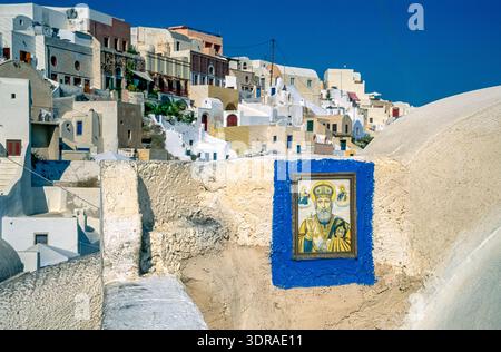 Eingescanntes Diajtiv einer historischen Farbaufnahme von kleinen Pensionen im Ort Thira auf der griecheischen Insel San Turin in der Ägäis mit Gem Banque D'Images