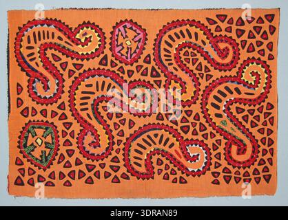 Panneau Guna mola du début du XXe siècle en coton. Rectangles de coton cousus avec des zones découpées appliquées. Support en coton rouge imprimé avec des taches blanches. Le design appliqué en orange et rouge présente des formes en U bouclés avec des accents patchwork. Le panneau illustre les techniques textiles Guna, les méthodes appliquées, les motifs géométriques et abstraits, les pratiques vestimentaires culturelles, l'utilisation des couleurs et l'application des matériaux dans les vêtements indigènes d'Amérique centrale. Banque D'Images