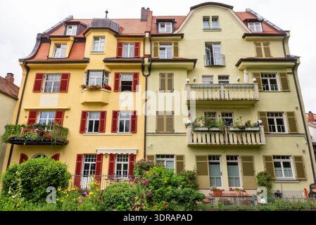 La façade de l'arrière d'un ancien immeuble résidentiel avec fenêtres et balcons Banque D'Images