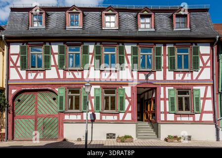 Façade rénovée d'une ancienne maison à colombages avec porte de grange et porte d'entrée ouverte Banque D'Images