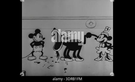 Capture d'écran de Steamboat Willie, un court métrage animé de 1928 par Walt Disney et Ub Iwerks. Mickey Mouse exploite un bateau à vapeur, interprétant des séquences musicales et des comédies visuelles. Le court met en évidence les premières animations dessinées à la main, le son synchronisé, la conception des personnages, la narration visuelle et la structure narrative. Sorti le 18 novembre 1928, c'est un dessin animé fondamental de Mickey Mouse. Banque D'Images