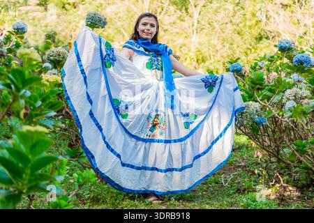 Personnes en costume folklorique national nicaraguayen. Jeune femme nicaraguayenne en costume folklorique traditionnel dans un champ de Milflores, souriante Banque D'Images