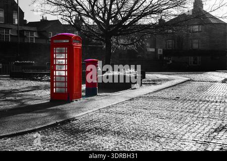 Une boîte aux lettres et une boîte aux lettres rouges sur Belper Triangle, Belper, Derbyshire, East Midlands, Engalnd Banque D'Images