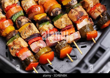 Brochettes de viande et de légumes grillés gros plan sur le barbecue. Cuisine en plein air et concept traditionnel de préparation de la nourriture estivale. Banque D'Images
