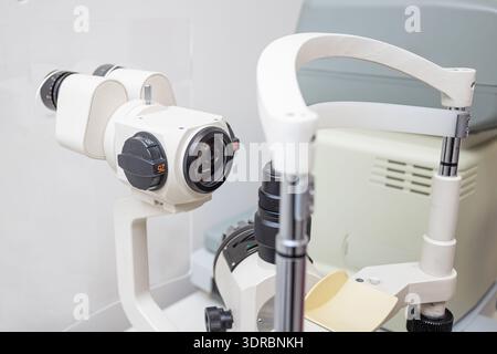 EQUIPEMENT de diagnostic ophtalmologique au cabinet médical. Technologie d'examen de la vue et dispositif de soins de santé utilisés par le spécialiste en clinique à l'intérieur. Banque D'Images