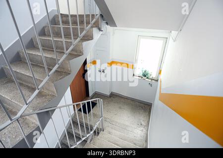 Intérieur de cage d'escalier d'appartement avec garde-corps en métal. Escalier de bâtiment résidentiel et concept de couloir de logement moderne à l'intérieur à la lumière du jour. Banque D'Images
