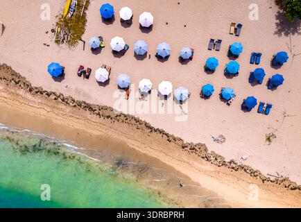 Vue de la plage de Mertasari à Denpasar, Bali, Indonésie Banque D'Images