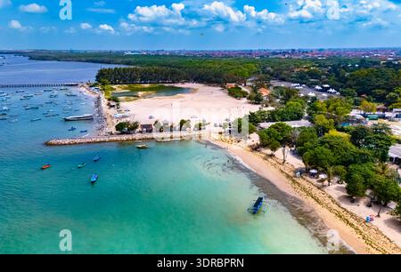 Vue de la plage de Mertasari à Denpasar, Bali, Indonésie Banque D'Images