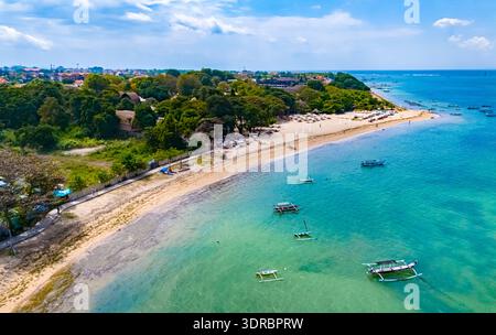 Vue de la plage de Mertasari à Denpasar, Bali, Indonésie Banque D'Images
