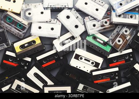 Collection de cassettes anciennes dans un collage coloré Banque D'Images