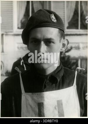 La photographie montre un candidat au Centre de sélection des officiers de Nieuwersluis le 21 novembre 1946, prêt pour un test avec son numéro d'identification affiché sur la poitrine. L'image illustre l'évaluation individuelle, les procédures d'examen militaire, la préparation des candidats, l'évaluation des aptitudes et de la conduite, et la sélection structurée des officiers dans les pays-Bas d'après-guerre. Banque D'Images