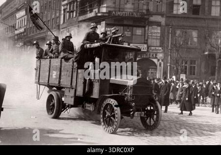 Cette photographie montre des soldats des Kappistes, partisans de Dr Kapp, armés de mitrailleuses circulant dans un camion à travers Berlin en 1920. L'image documente le Kapp Putsch, les troubles civils et les actions militaires au début du XXe siècle en Allemagne, fournissant un aperçu historique des manifestations armées urbaines, des conflits politiques et des mesures de sécurité publique. Banque D'Images