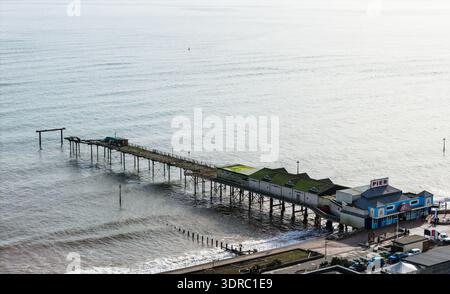Image drone de Teignmouth Grand Pier à Teignmouth, Devon après la tempête Ingrid. Banque D'Images