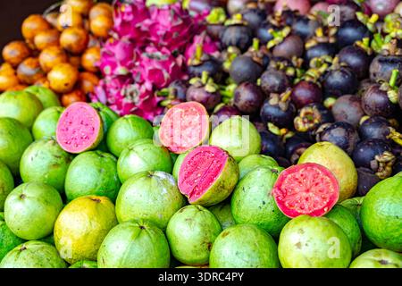 Variété de fruits frais mis en vente sur le stand de rue à Bali Banque D'Images
