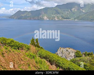 Vue sur la baie de Soufrière sur l'île de Dominique Banque D'Images