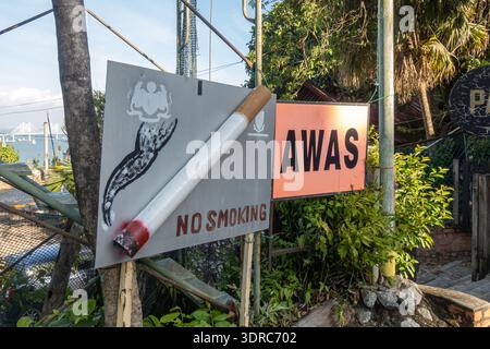 Panneau proéminent indiquant une zone « NON FUMEUR », accompagné d'un panneau d'avertissement qui indique « AWAS » (« avertissement » en malais) Penang, Malaisie Banque D'Images