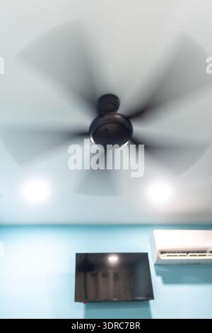 Intérieur de la chambre, ventilateur de plafond noir, un modèle moderne et contemporain Banque D'Images