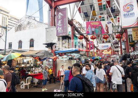 Scène animée au marché Petaling Street dans le quartier chinois de Kuala Lumpur. Banque D'Images