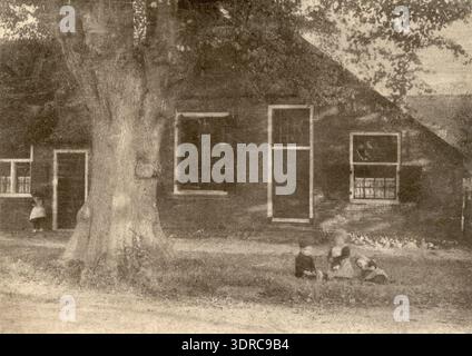 Cette photographie de 1897-1912 d'Adriaan Boer représente une ferme avec un grand arbre et plusieurs enfants portant des vêtements traditionnels régionaux devant la maison, peut-être à Bunschoten-Spakenburg, aux pays-Bas. Un garçon et deux filles sont assis dans l'herbe, tandis qu'une autre fille se tient près de la façade. Les fenêtres sont dotées de cloisons et de volets. L'image montre l'architecture rurale, les vêtements traditionnels, l'environnement domestique et la vie quotidienne dans la campagne néerlandaise du début du XXe siècle. Banque D'Images