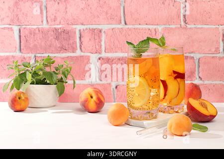 Limonade maison glacée ou cocktail à la menthe, abricots, pêches, graines de chia et agrumes, recette pour un summe rafraîchissant Banque D'Images