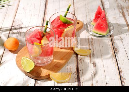 Limonade maison glacée ou cocktail à la menthe, pastèque et fruits, une recette pour une boisson rafraîchissante d'été. Deux verres avec Banque D'Images