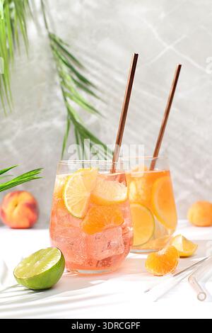 Limonade maison glacée, jus ou cocktail à la menthe, abricots, pêches et agrumes, recette pour un dri estival rafraîchissant Banque D'Images