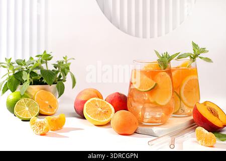 Limonade maison glacée, jus ou cocktail à la menthe, abricots, pêches et agrumes, recette pour un dri estival rafraîchissant Banque D'Images
