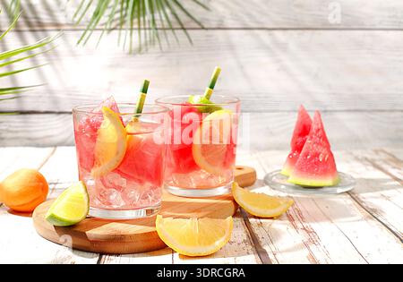 Limonade maison glacée ou cocktail à la menthe, pastèque et fruits, une recette pour une boisson rafraîchissante d'été. Deux verres avec Banque D'Images