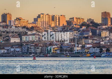 Vila Nova de Gaia, Portugal - 13 novembre 2017 : vue aérienne de la ville de Vila Nova de Gaia, vue depuis le bateau sur le fleuve Douro Banque D'Images