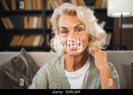 Portrait d'une femme âgée européenne élégante et confiante d'âge moyen. Vieille dame mature des années 60 souriant à la maison. Heureux senior attrayant Banque D'Images