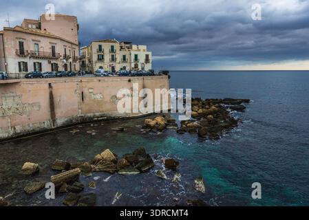 Chambre au quai de l'île d'Ortygie, partie historique de la ville de Syracuse, l'angle sud-est de l'île de la Sicile, Italie Banque D'Images