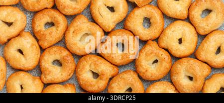 Tarallini-petits bagels italiens traditionnels. Taralli. Gros plan sur un délicieux encas. Fond culinaire. Mise au point sélective, vue de dessus, l Banque D'Images