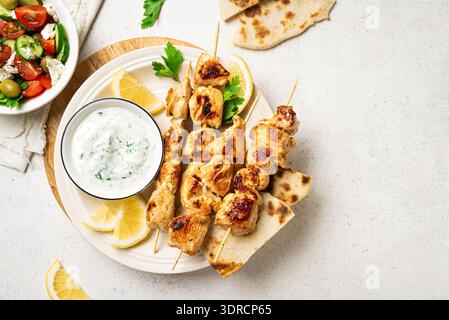 Kebab de poulet grillé avec salade grecque Banque D'Images