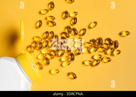 Gélules molles d'huile de poisson oméga-3 ou de supplément de vitamine D. Banque D'Images