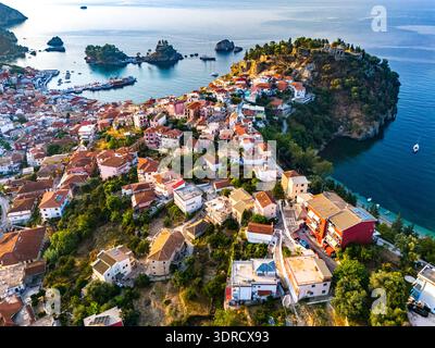 Vue aérienne de Parga, dans la région de Préveza en Épire, Grèce. Banque D'Images