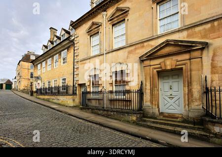 Vue des maisons en pierre géorgiennes le long de Barn Hill, ville de Stamford ; Lincolnshire ; Angleterre ; Royaume-Uni Banque D'Images