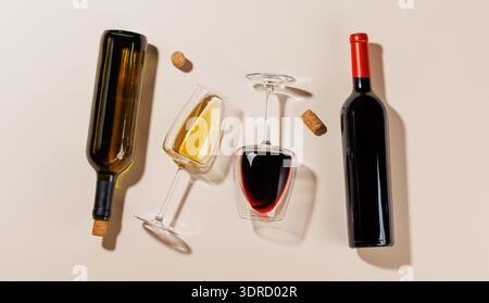 Deux verres à vin à côté d'une bouteille et plusieurs bouchons Banque D'Images