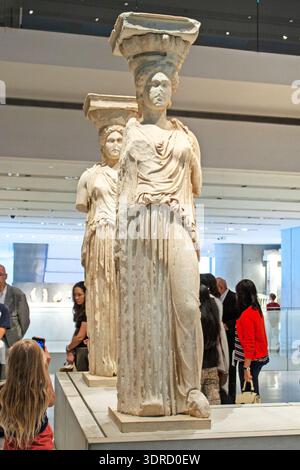 Caryatides du temple d'Erechthéion dans le musée de l'Acropole à Athènes Banque D'Images