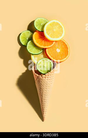 Cornet de gaufre et tranches d'agrumes Banque D'Images