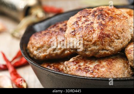 Côtelettes de viande frites juteuses maison (bœuf, porc, poulet, dinde) avec épices et ail dans une poêle en fonte. Délicieux déjeuner ou di Banque D'Images