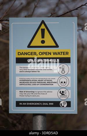 Danger, eau libre, eau froide tue signe Banque D'Images