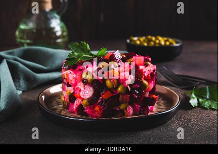 Salade traditionnelle de betteraves avec légumes bouillis et cornichons sur une assiette sur la table Banque D'Images