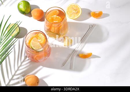 Limonade maison glacée, jus ou cocktail à la menthe, abricots, pêches et agrumes, recette pour un dri estival rafraîchissant Banque D'Images
