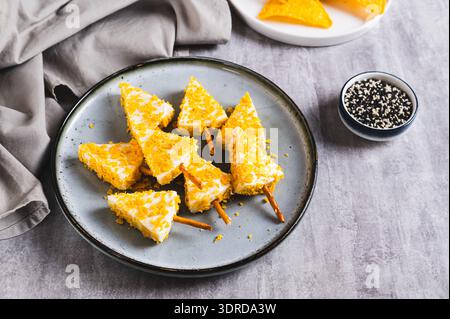 Arbres de Noël faits de fromage et de nachos sur une assiette sur une table Banque D'Images