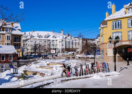 Mont-Tremblant, CA - 1er février 2026 : vue panoramique sur les bâtiments colorés de style alpin du village piétonnier, avec la télécabine Cabriolet gratuite CA Banque D'Images