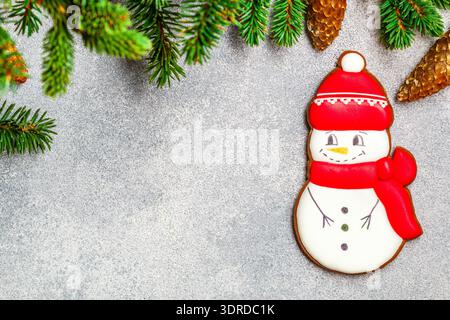 Pain d'épices. Gourmandises traditionnelles du nouvel an et de Noël. Biscuits sous la forme d'un bonhomme de neige dans Icing su Banque D'Images
