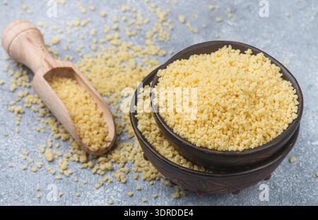 Couscous dans un bol sur la table. Mise au point sélective Banque D'Images