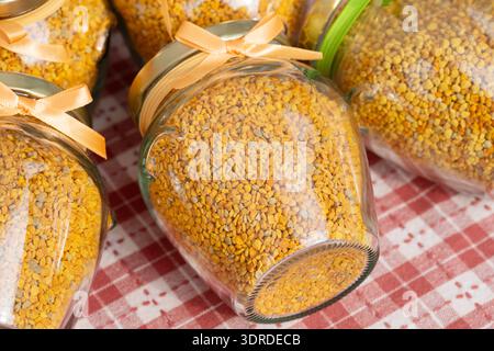 Italie, Lombardie, pollen d'abeille naturel dans un pot en verre à vendre Banque D'Images