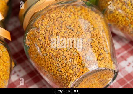 Italie, Lombardie, pollen d'abeille naturel dans un pot en verre à vendre Banque D'Images